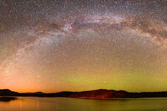 Prineville Reservoir night time - time lapse with aurora borealis